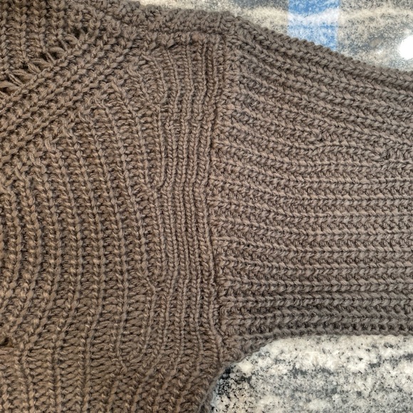 Beautiful Women’s Grey Oversized Sweater Size Small - Picture 15 of 17